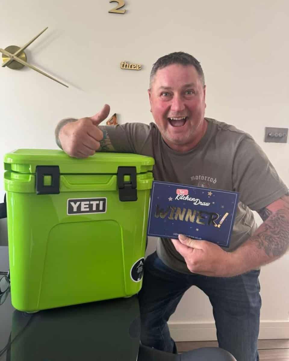 20261601 V Wylde Hampshire Yeti Roadie 24 Cool Box (Venom)